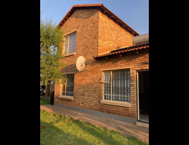 3 BEDROOM TOWNHOUSE FOR SALE IN DAWN PARK